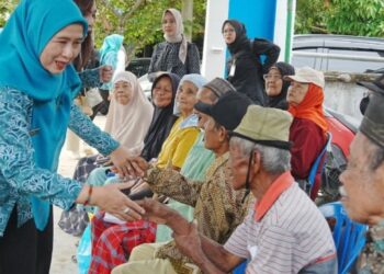 Ketua TP PKK Barito Utara, Maya Safitri Shalahuddin, ketika menyalami para lansia yang turut hadir memeriahkan kegiatan.
