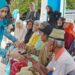 Ketua TP PKK Barito Utara, Maya Safitri Shalahuddin, ketika menyalami para lansia yang turut hadir memeriahkan kegiatan.