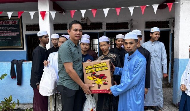 Personel Satresnarkoba menunjukkan kepeduliannya melalui kegiatan SAREBATA di Ponpes Bifahmil Anbiya, Kamis (12/3/2026).