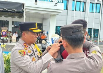 Kapolres Bartim AKBP Eddy Santoso, menyematkan tanda pita tanda Operasi Ketupat 2026, Kamis (12/3/2026).