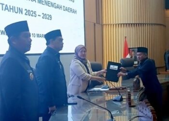 Juru bicara Fraksi Partai Demokrat, Ardianto, menyampaikan dukungan terhadap dokumen perencanaan pembangunan lima tahun tersebut, melalui tanggapan fraksi yang diserahkan ke unsur pimpinan dewan dalam paripurna.