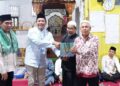 Wakil Bupati Felix Sonadie Y. Tingan dan Bupati Shalahuddin, menyerahkan bantuan pada Safari Ramadan di Masjid At- Taqwa.