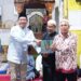 Wakil Bupati Felix Sonadie Y. Tingan dan Bupati Shalahuddin, menyerahkan bantuan pada Safari Ramadan di Masjid At- Taqwa.