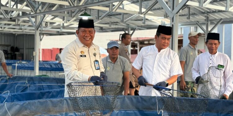 Kakanwil Ditjenpas, I Putu Murdiana, panen lele bioflok di Lapas Kelas IIA Palangka Raya, Kamis (12/3/2026).