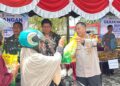 Kapolres Bartim, AKBP Eddy Santoso, yang terjun langsung ikut menjual beras SPHP, Jumat (13/3/2026).