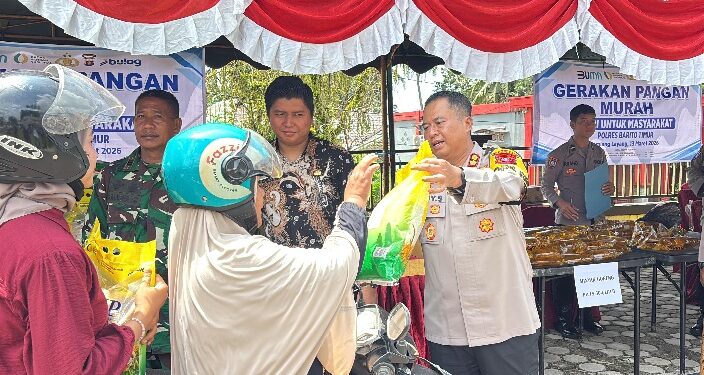Kapolres Bartim, AKBP Eddy Santoso, yang terjun langsung ikut menjual beras SPHP, Jumat (13/3/2026).