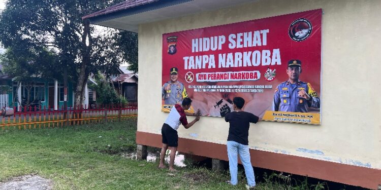 Jajaran Polsek Kapuas Murung, memasang spanduk imbauan hidup sehat tanpa narkoba, Jumat (13/3/2026).
