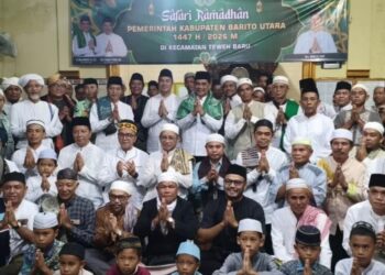 Bupati Barito Utara Shalahuddin dan Wabup Felix Sonadie Y. Tingan, dalam gelaran Safari Ramadan terkahir di Masjid Babussalam, Jumat (13/3/2026).