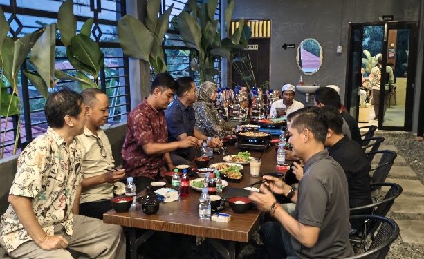 Kebersamaan jajaran Rutan Kelas IIB Tamiang Layang dengan media melalui buka puasa bersama.