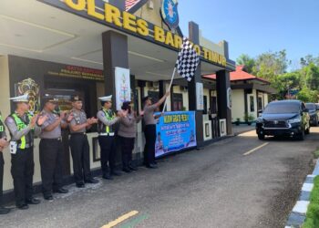 Wakapolres Barito Timur, Kompol Alexander Ferdianta Sitepu, memberangkatkan para pemudik gratis, Selasa (17/3/2026).