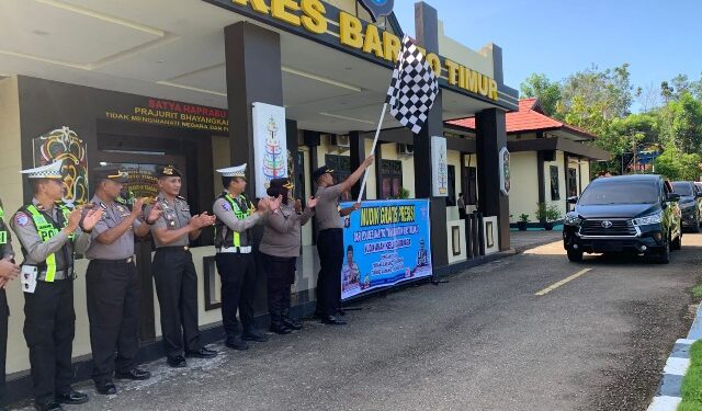 Wakapolres Barito Timur, Kompol Alexander Ferdianta Sitepu, memberangkatkan para pemudik gratis, Selasa (17/3/2026).