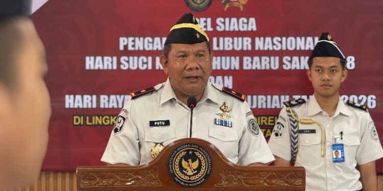 Kakanwil Ditjenpas Kalteng I Putu Murdiana, memimpin Apel Siaga Pengamanan. (Ist)