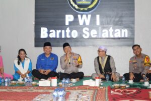 Kapolres Barsel AKBP Jecson R. Hutapea, S.I.K., M.H beserta jajaran saat berbuka puasa bersama PWI Barsel.