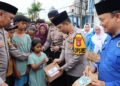 Kapolres Barsel AKBP Jecson R. Hutapea, S.I.K., M.H didampingi Ketua PWI Barsel Ketua PWI Barsel, Julius M. Sinaga, SH beserta anggota saat membagikan pembagian takjil kepada masyarakat, didepan kantor PWI Barsel.