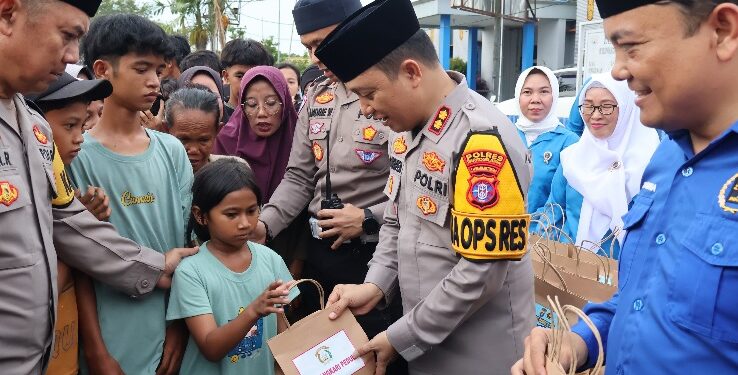 Kapolres Barsel AKBP Jecson R. Hutapea, S.I.K., M.H didampingi Ketua PWI Barsel Ketua PWI Barsel, Julius M. Sinaga, SH beserta anggota saat membagikan pembagian takjil kepada masyarakat, didepan kantor PWI Barsel.