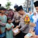 Kapolres Barsel AKBP Jecson R. Hutapea, S.I.K., M.H didampingi Ketua PWI Barsel Ketua PWI Barsel, Julius M. Sinaga, SH beserta anggota saat membagikan pembagian takjil kepada masyarakat, didepan kantor PWI Barsel.