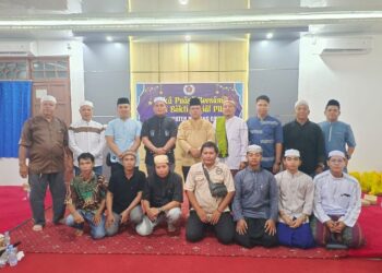 Jajaran PWI Murung Raya bersama Asisten III Setda, Andry Raya, pada kegiatan buka puasa bersama dan bakti sosial yang dilaksanakan di Aula Kantor PWI di Puruk Cahu, Selasa (17/3/2026).