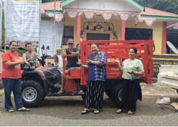Kepala Desa Bagok, Risa Ramayati, ketika menerima bantuan unik pengangkut sampah, Kamis (19/3/2026). (Ist)