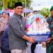 Bupati Barito Utara Shalahuddin, dan Wabup Felix Sonadie Y. Tingan, menyerahkan bingkisan ke personel jaga saat meninjau pos pengamanan dan pelayanan mudik Lebaran, Kamis (19/3/2026).
