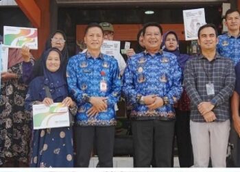 Wakil Bupati Barito Utara Felix Sonadie Y. Tingan, berpose usai menyerahkan Kartu Huma Betang, Selasa (17/3/2026).