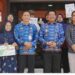 Wakil Bupati Barito Utara Felix Sonadie Y. Tingan, berpose usai menyerahkan Kartu Huma Betang, Selasa (17/3/2026).