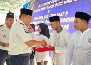 Kakanwil Ditjenpas Kalteng, I Putu Murdiana menyerahkan remisi khusus Hari Raya Idulfitri, Sabtu (21/3/2026).