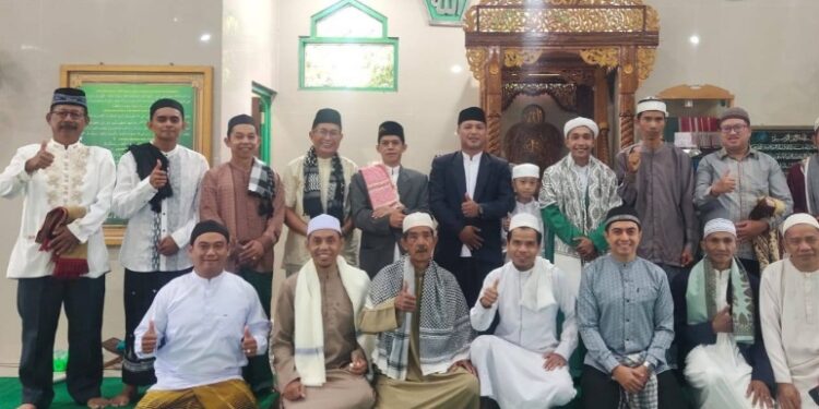Anggota DPRD Murung Raya, Rejikinoor, bersama jemaah dan ulama dimomen Hari Raya Idulftri 1447 H.