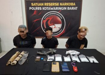 Pelaku SA (45), RW (28), dan RP (26), yang diamankan jajaran Satresnarkoba Polres Kotawaringin Barat.