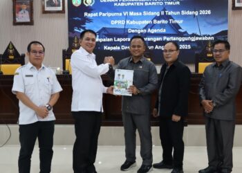 Bupati Bartim M. Yamin, menyampaikan LKPJ 2025 dalam paripurna, diterima oleh Ketua DPRD Nursulistio. (Ist)