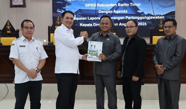 Bupati Bartim M. Yamin, menyampaikan LKPJ 2025 dalam paripurna, diterima oleh Ketua DPRD Nursulistio. (Ist)