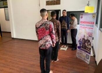 Pendaftar Polri yang secara bergantian mengikuti proses tahapan penerimaan yang dilaksanakan Bagian SDM Polres Barito Timur, Rabu (25/3/2026).