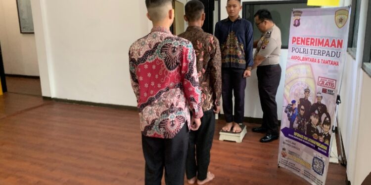 Pendaftar Polri yang secara bergantian mengikuti proses tahapan penerimaan yang dilaksanakan Bagian SDM Polres Barito Timur, Rabu (25/3/2026).