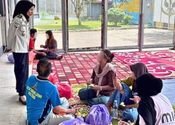 Warga binaan Rutan Tamiang Layang yang melepas rindu dengan keluarga dimomen Hari Raya Idulfitri.