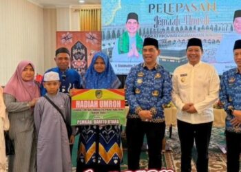 Bupati Barito Utara, Shalahuddin, dan Wabup, Felix Sonadie Y. Tingan, berpose dengan juara MTQH XXXIII.