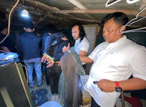 Tim gabungan yang mengamankan WP(22).