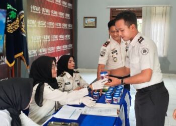 Pelaksanaan tes urine yang diikuti seluruh jajaran pegawai Rutan Tamiang Layang.