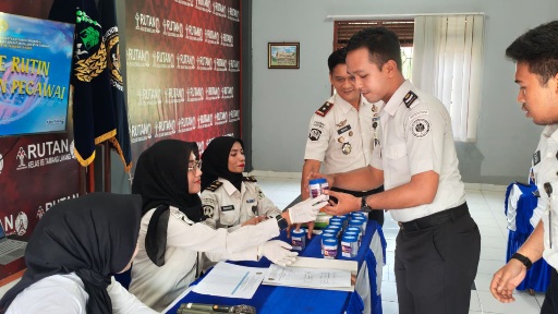 Pelaksanaan tes urine yang diikuti seluruh jajaran pegawai Rutan Tamiang Layang.