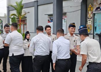 Jajaran Rutan Tamiang Layang saling bersalaman dimomen halalbihalal usai apel pagi.