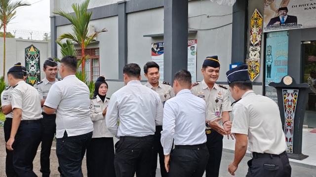 Jajaran Rutan Tamiang Layang saling bersalaman dimomen halalbihalal usai apel pagi.