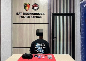A alias AN (22) beserta barang bukti yang diamankan jajaran Satresnarkoba Polres Kapuas.
