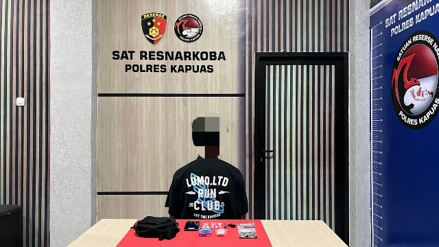 A alias AN (22) beserta barang bukti yang diamankan jajaran Satresnarkoba Polres Kapuas.