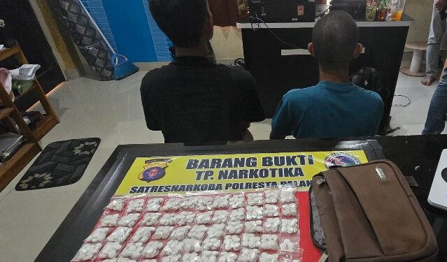 Tersangka MF alias O (36) dan SD alias A (28), beserta ratusan butir obat tanpa merek didugan narkotika yang diamankan polisi.
