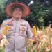 Kapolsek Dusun Timur IPDA Sulkhan Sururi, saat panen jagung di Desa Murutuwu, Senin (30/3/2026).
