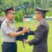 Kapolres Bartim, AKBP Eddy Santoso, menyerahkan piagam kepada perwira AKP Paham Panjaitan, yang memasuiki purna tugas, Selasa (31/3/2026).