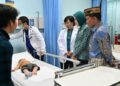 Gubernur Kalimantan Tengah Agustiar Sabran bersama Ketua TPKK Provinsi Kalimantan Tengah Aisyah Thisia Agustiar Sabran saat menjenguk pasien. (Ist)