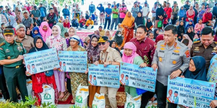 Gubernur Kalteng, Agustiar Sabran, menyerahkan BLT ke penerima manfaat. (Ist)