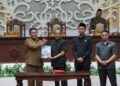 Wagub Kalteng, Edy Pratowo, menyampaikan LKPj 2025 yang diterima jajaran pimpinan dewan, Senin (30/3/2026). (Ist)