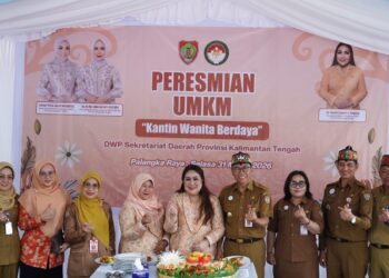 Plt. Sekda Leonard S. Ampung bersama Ketua DWP Kalteng Natalin Leonard S. Ampung saat peresmian Kantin Wanita Berdaya. (Ist)