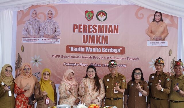 Plt. Sekda Leonard S. Ampung bersama Ketua DWP Kalteng Natalin Leonard S. Ampung saat peresmian Kantin Wanita Berdaya. (Ist)
