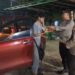 Kapolsek Dusun Timur, IPDA Sulkhan Sururi, membagikan nasi bungkus gratis kepada pemudik yang beristirahat waktu sahur, Selasa (17/3/2026) dini hari.
